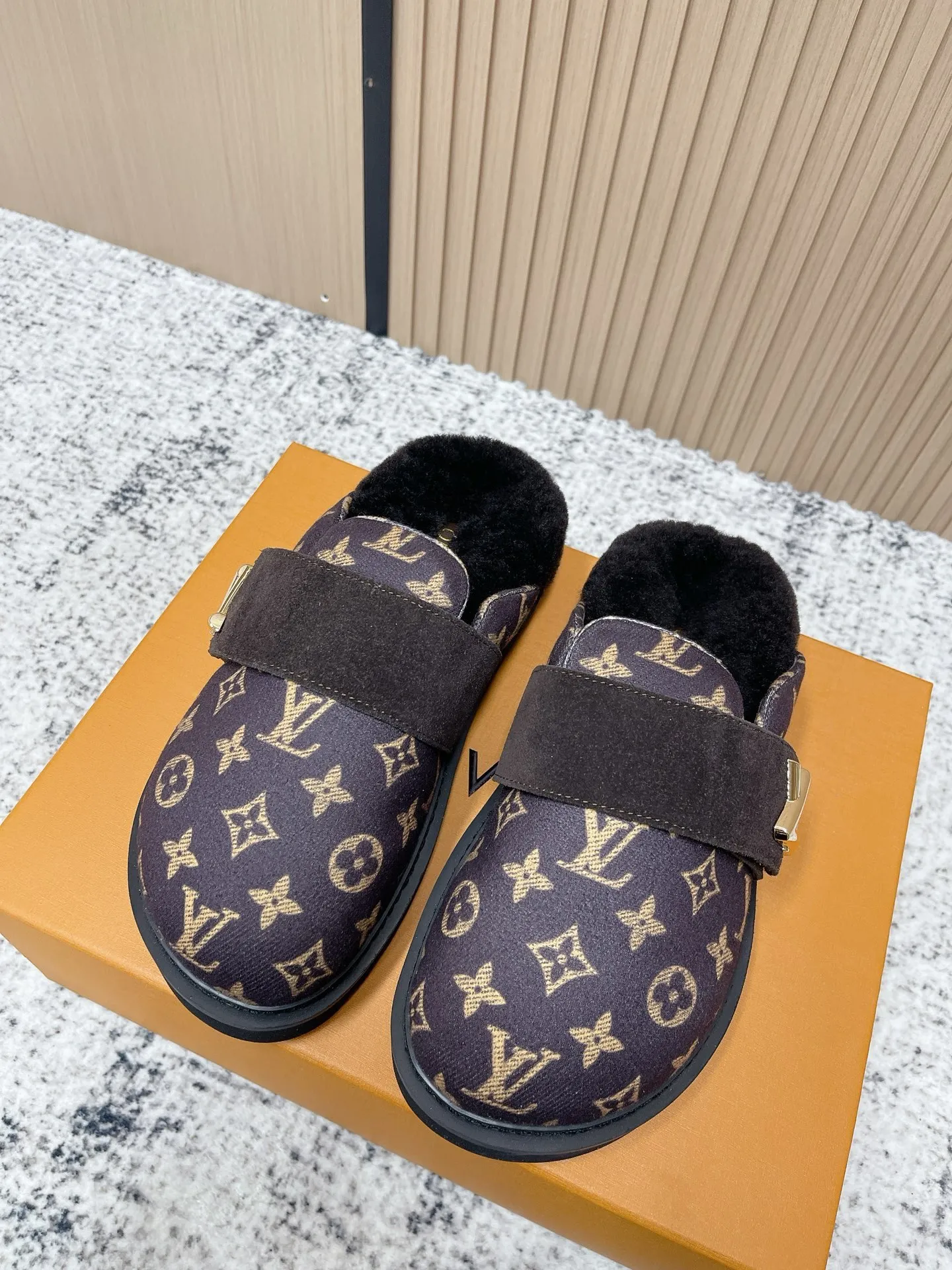 [L Home] P: 500💰 Size: 35-46 (female 40.41, male 45 46 custom-made) Top version Louis vuitton Lv top version LV couple's wool slippers New couple's Birkenstock slippers Cute and loveable, the foot feel is not too good Simple and high-end Sling-hee design Ready to wear and go Good news for lazy people Upper imported cowhide/imported old floral cloth Original hardware buckle, original molded high-density foam outsole Fabric: Yangjing/classic jacquard fabric Lining: imported wool lining Sole: original foam combination sole